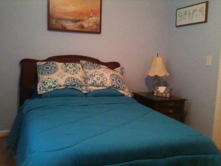 спалня за гости 2
двойни легла с изглед към яхтеното пристанище на Белите скали