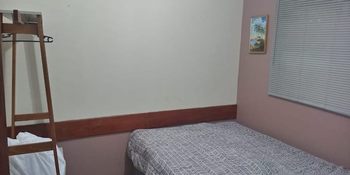 سرير مزرعة، مكيف هواء، تلفزيون ذكي وخزانة صغيرة.