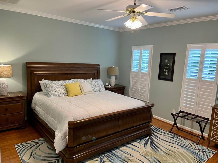 Dormitorio principal con cama tamaño King.