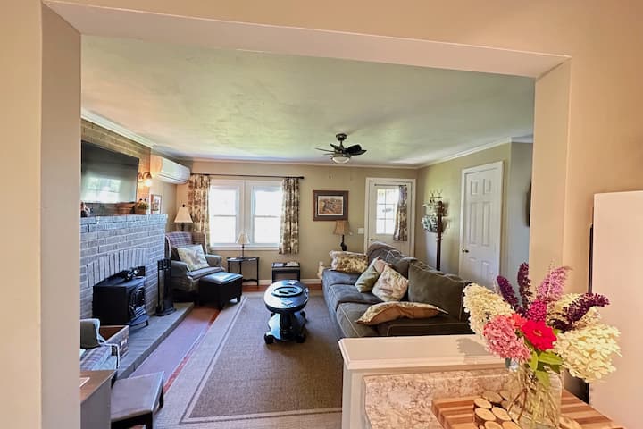 ספה גדולה במיוחד עם 3 -4 מושבים בנוחות והיא ארוכה/עמוקה מספיק כדי לשמש לשינה. 
2 הכיסאות האחוריים הנוספים מאפשרים סה"כ 5 -6 אנשים לשבת בנוחות בסלון.