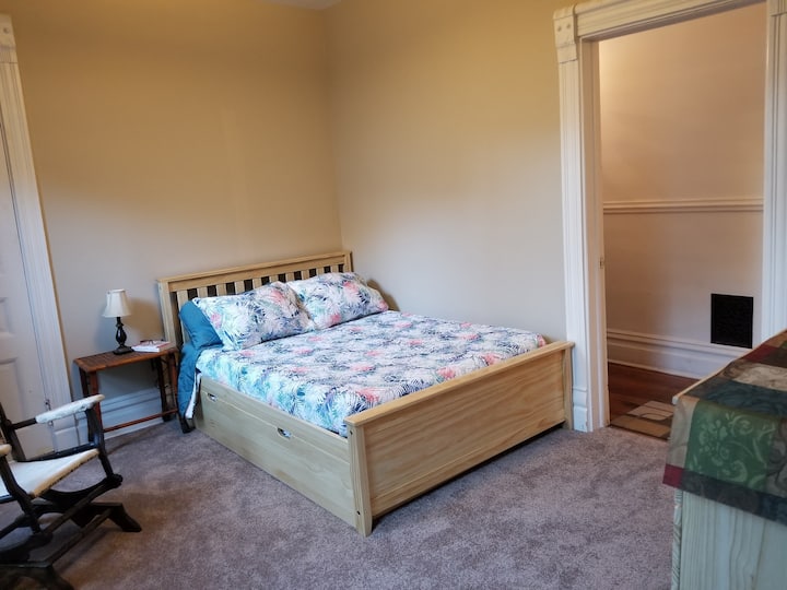 Säng i full storlek med separat ingång för avskildhet när du reser med 2 par. 