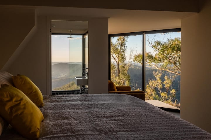 Lower bedroom & shower overlook Coomera Valley