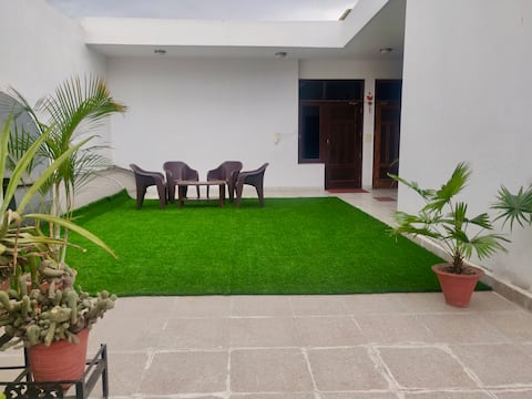 Backpacker abode-Comfortable homestay with privacy