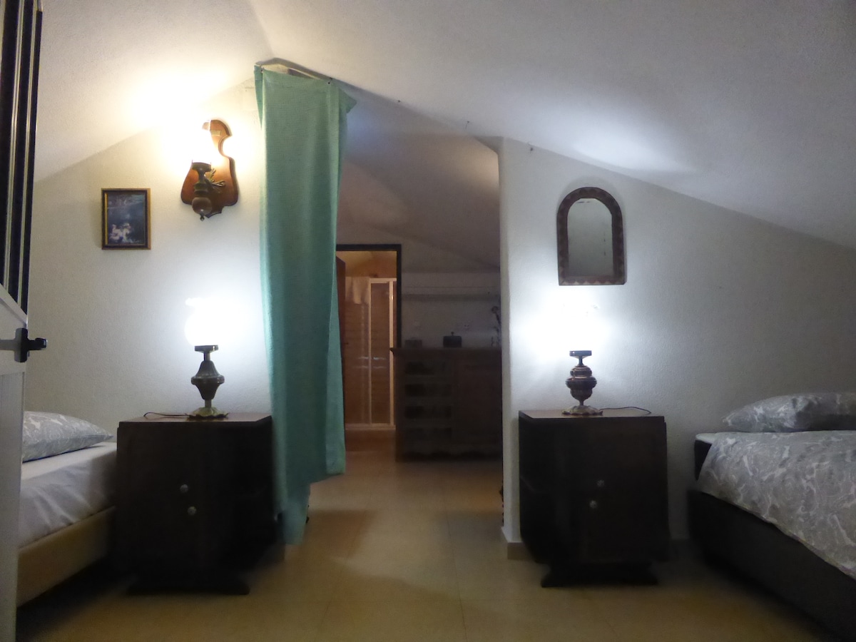 Atico卧室两张单人床