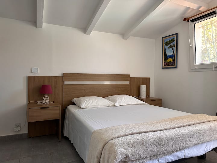 חדר שינה ראשי עם חדר רחצה + שירותים