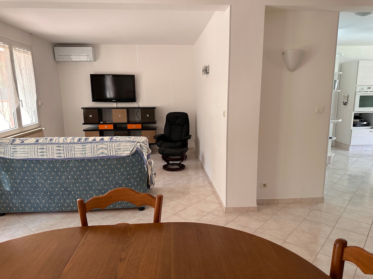 Erfolgreiche Airbnb-Immobilie: Lower part of the house air-conditioned. Swimming pool. Magaud Méjean beaches in La Garde