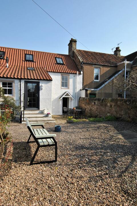 Wood's Neuk-stunning character cottage, East Neuk
