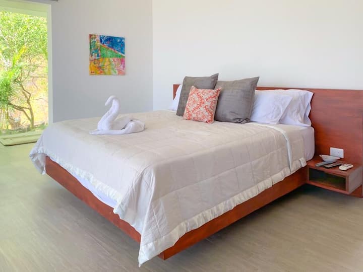 родителска спалня на долния етаж с двойно легло