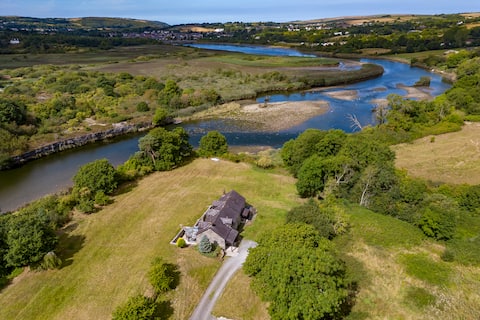 Riverside cottage w/hot tub and  wildlife views