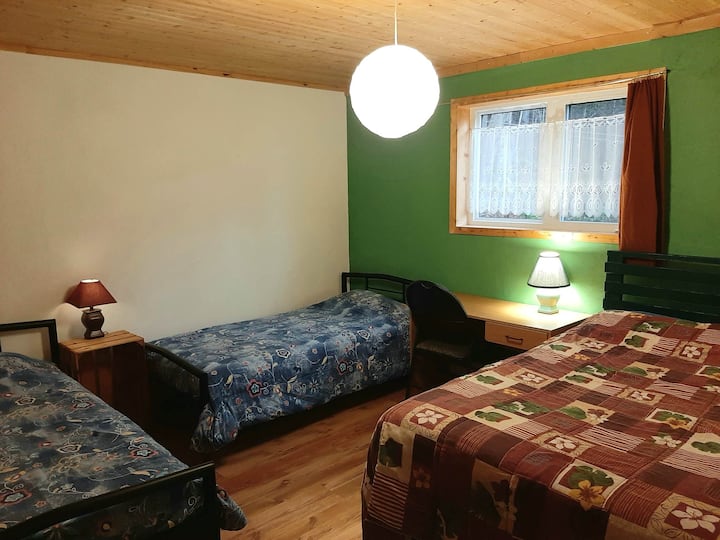 Dans la chambre, vous avez un lit double et deux lits simples.