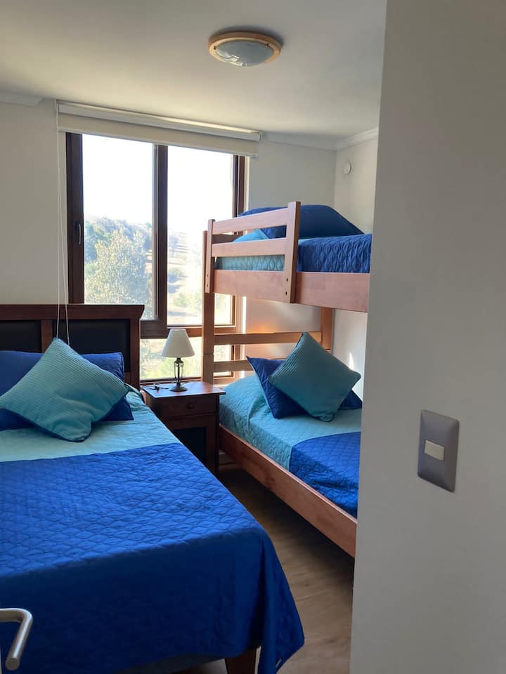 2号卧室（ 3人）/1张床和1张上下床（小木屋）。
