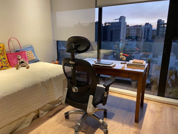 Deuxième chambre STUDIO avec bureau et tout pour le bureau à domicile