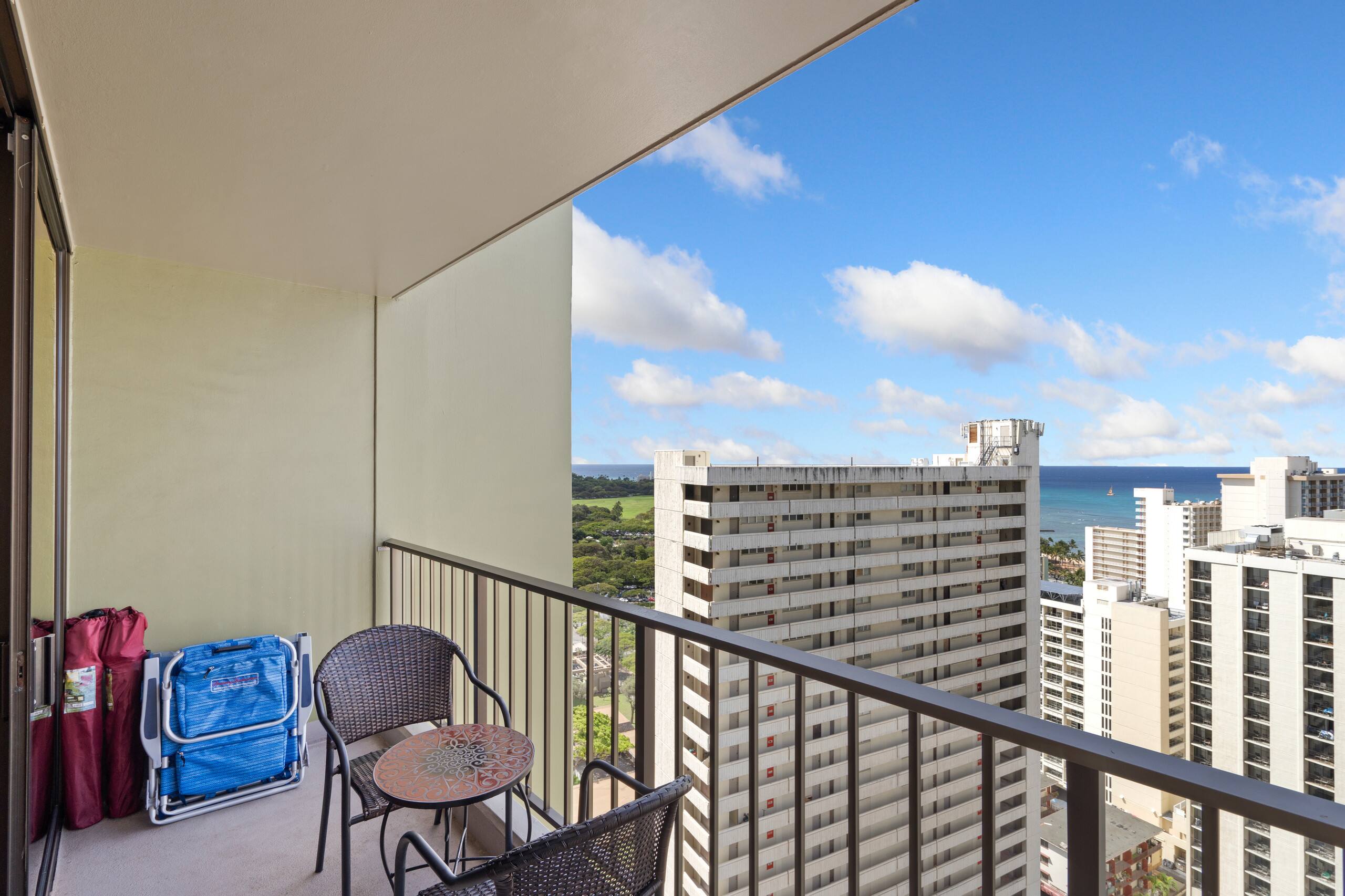 Condo in Honolulu · ★4.93 · 1 bedroom · 3 beds · 1 private bath - Image 16