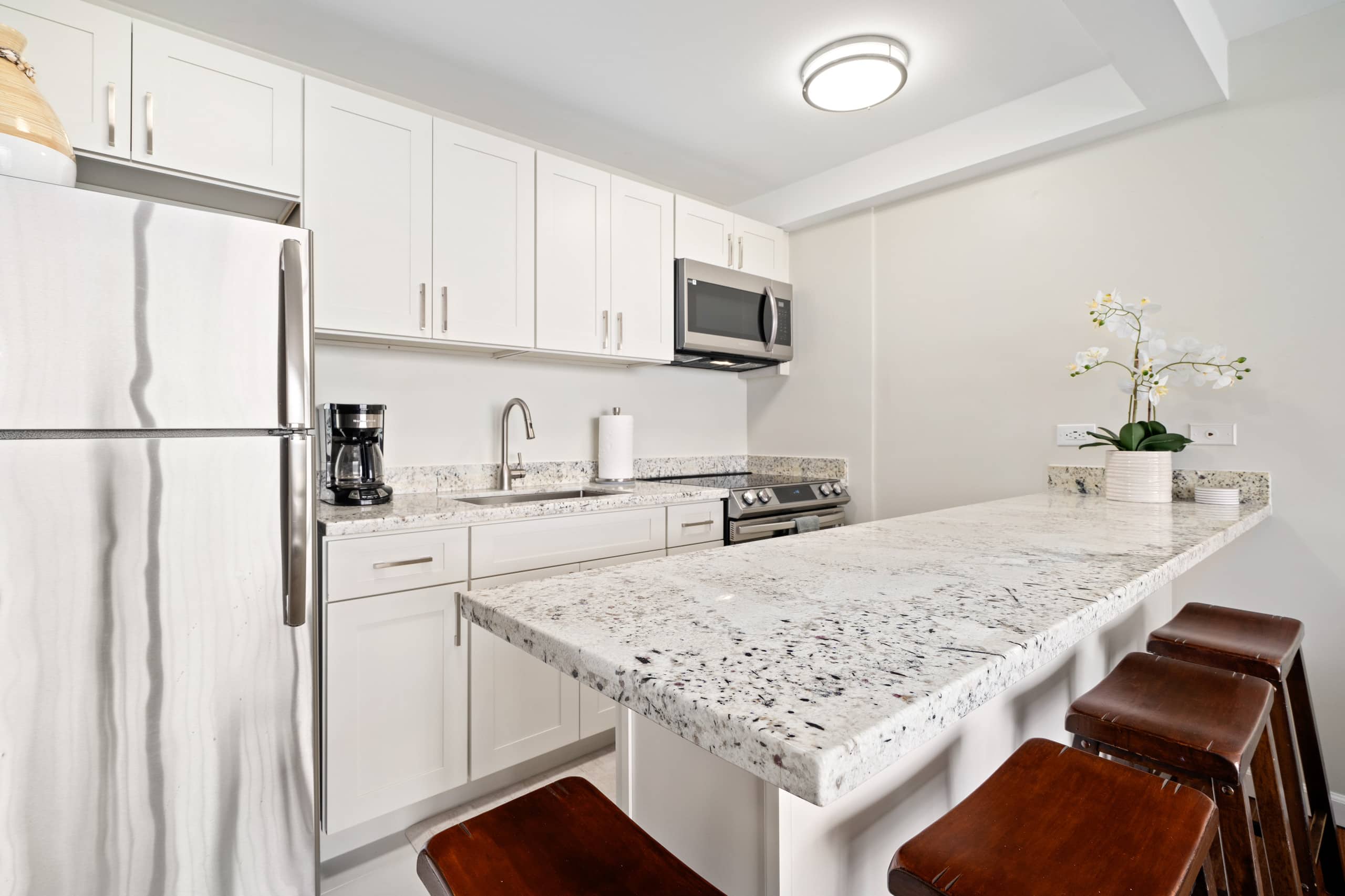 Condo in Honolulu · ★4.93 · 1 bedroom · 3 beds · 1 private bath - Image 12