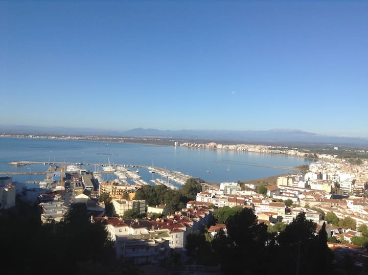 HOUSE WITH STUNNING VIEWS OF ROSAS BAY, low Apartments for Rent in