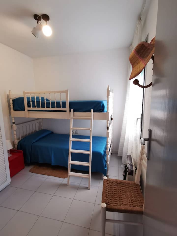 Ოთახი ორსართულიანი საწოლით