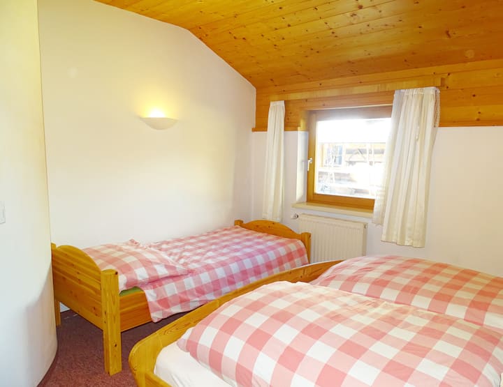 Aberg卧室-超大双人床（ 1.8米x 2米）和单人床（ 0.9米x 2米）