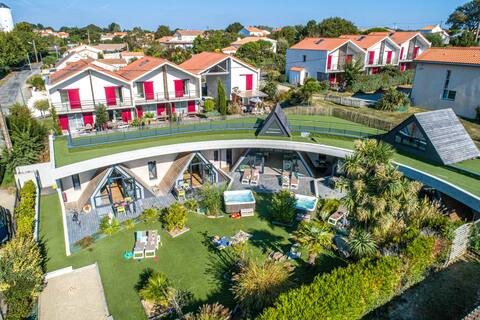 Villa for 18 people with jacuzzis close to the sea