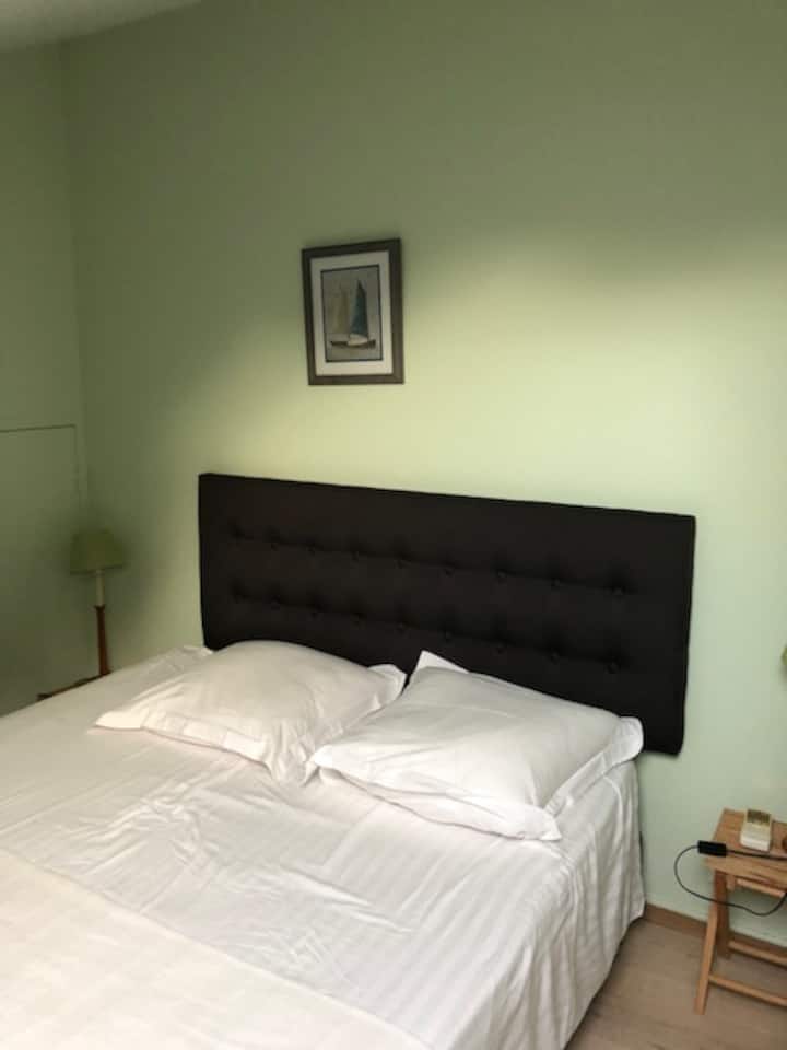 двойна спалня на горния етаж двойна спалня на 1 етаж 