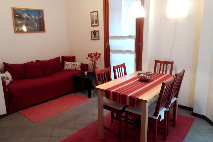 סלון עם שולחן וספה נפתחת (2 מיטות יחיד זו לצד זו יכולות להפוך למיטה זוגית אחת)