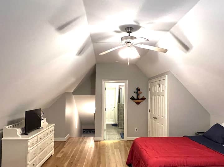 Kuna televisheni janja katika chumba hiki lakini haijatundikwa kwenye kebo. Ingia kwenye akaunti yako ya Hulu au Netflix na uwaache watoto wakae ghorofani wakati watu wazima wako chini. 