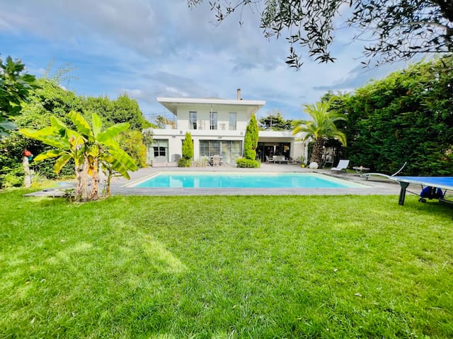 Villa 300m² A-C/ Piscine chauffée/ Cinéma/ Parking