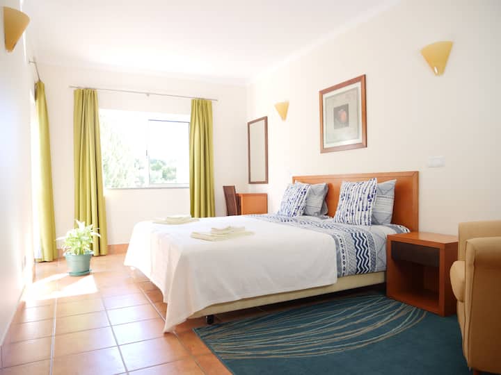 Hlavná spálňa (s východom na zadný balkón)