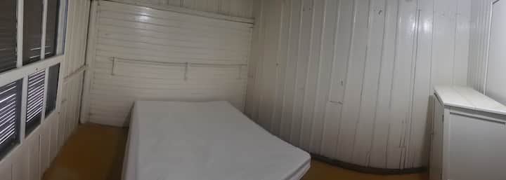 卧室配有两个弹簧床垫，可拼成一张双人床或两张单人床、壁橱和窗户，可欣赏下午的阳光和海景