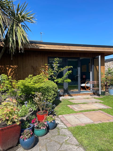 Top performing Airbnb: Garden studio by the sea in Portobello