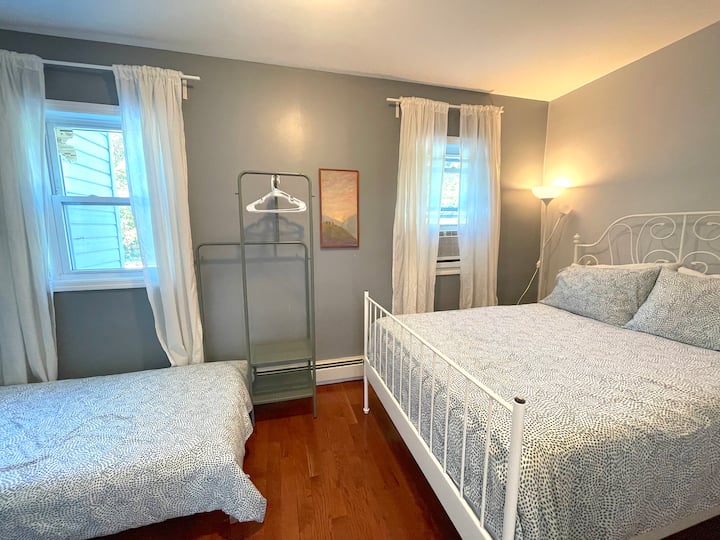 Მესამე საძინებელი სრული და ერთადგილიანი საწოლებით. 