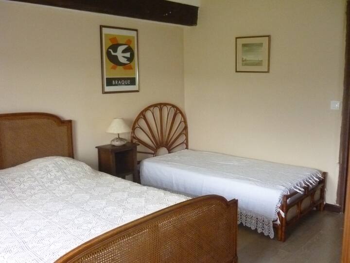 La cama de una persona con la cama de dos personas