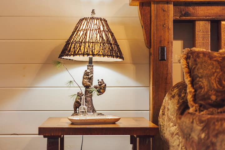 Noćni ormarići u glavnoj spavaćoj sobi i jedinstvene svjetiljke  