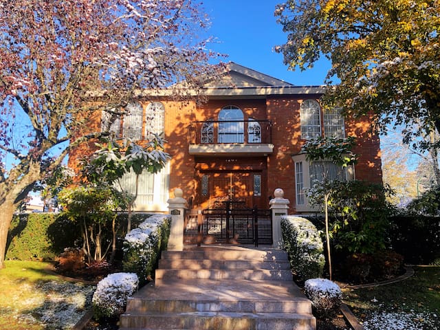 Super Cosy 8Bedroom(10bed)&6Bath -10min DT/Airport