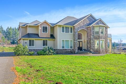 Huge Home on 10 Acres with Hot Tub/Sauna & Privacy