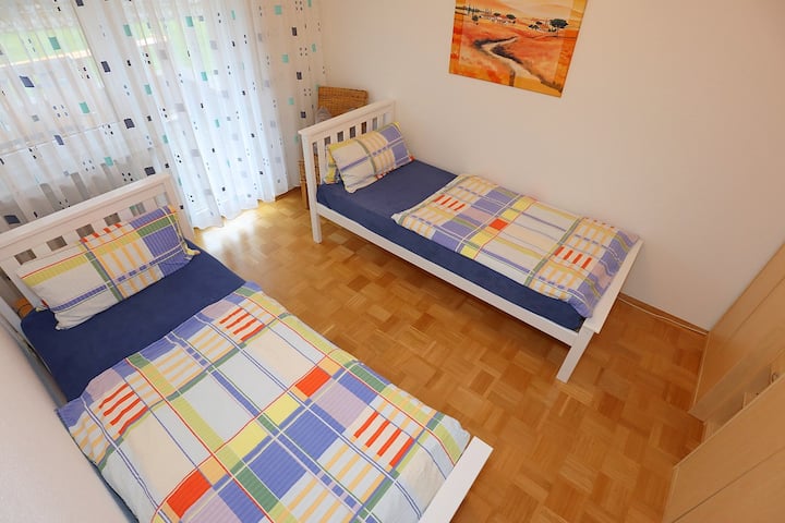 غرفة النوم الثانية (توأم)
غرفة النوم الثانية (سريران)