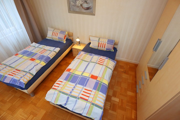 غرفة نوم ثالثة (سرير مزدوج)
غرفة النوم الثالثة (سريران)