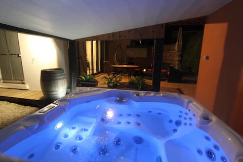 Annonce Airbnb populaire: La Chambre des Onglous Private Jacuzzi area à Marseillan