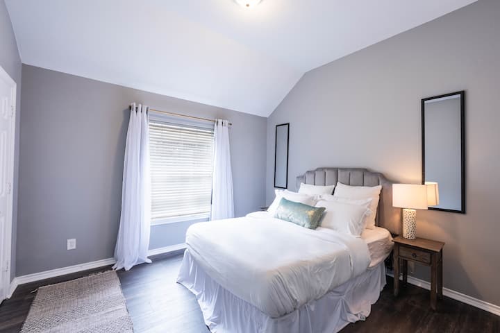 Disfruta de noches tranquilas en este dormitorio bellamente decorado, con ropa de cama acogedora y un ambiente relajante cuidadosamente diseñado para un sueño reparador y una relajación total.