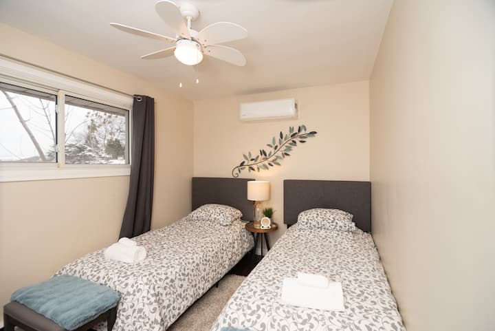 Chumba hiki cha kulala pia kina feni ya dari.