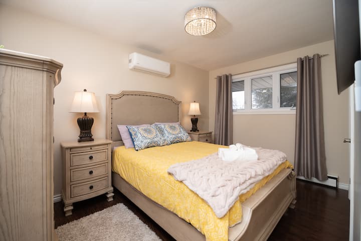 Karibu kwenye chumba chetu kizuri cha kulala cha msingi, ambapo utapata mchanganyiko kamili wa starehe na mtindo. Ikiwa na kitanda kizuri cha malkia na mapambo ya kifahari, chumba chetu cha kulala cha msingi ni mahali pazuri pa kupumzika baada ya siku ya kuchunguza. 