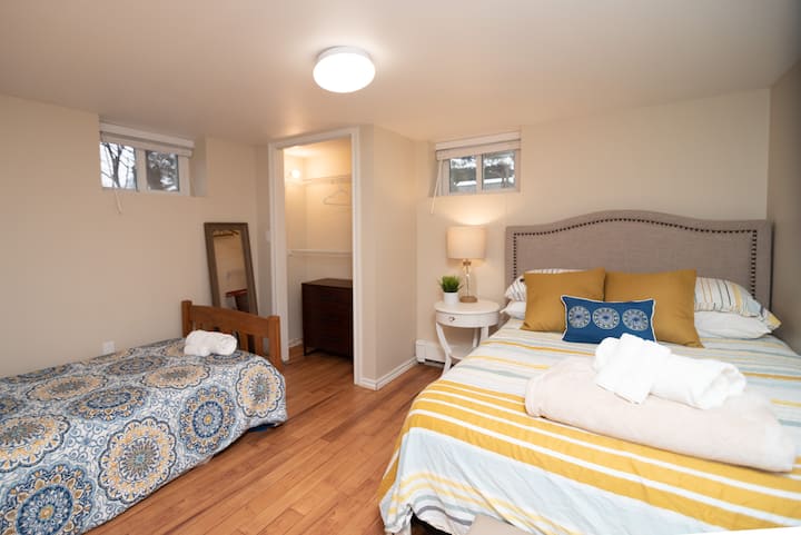 Chumba hiki kina kitanda (1) cha malkia na kitanda kimoja (1). 