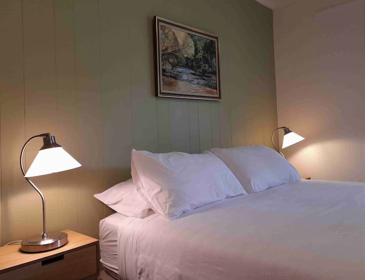 Chumba cha 3 cha kulala kina kitanda aina ya queen na seti ya maghorofa