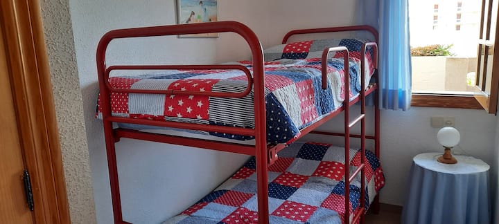 带双层床的第二间卧室