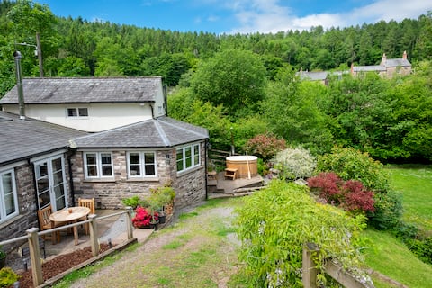 Idyllic Waterside Cottage - Hot Tub