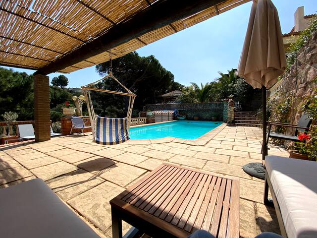 sea view apartment near BEACH with Salt pool