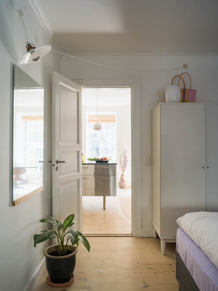 הערה: בתמונה הזו רואים את הקשר בין הסלון לחדר השינה, אבל החלל הפנימי השתנה בהתאם לשאר התמונות בחדר השינה.