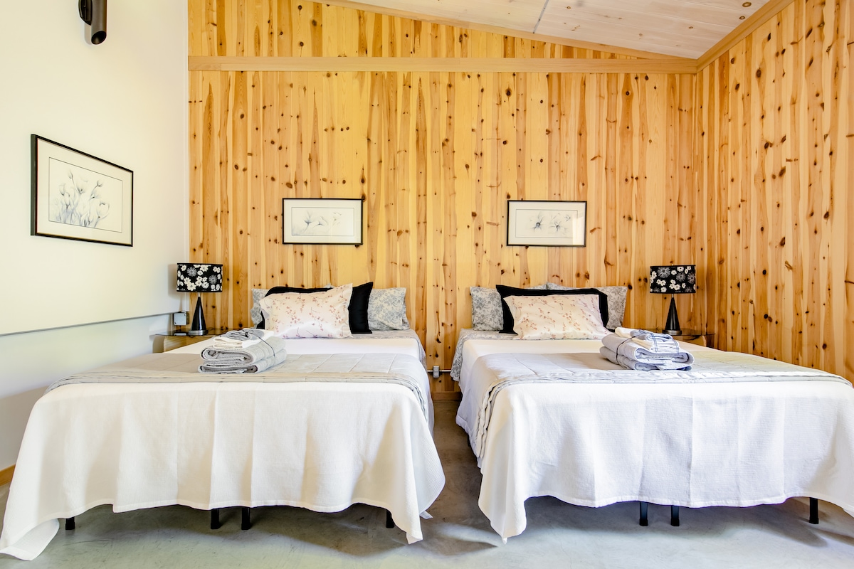 Dormitorio adicional con 2 colchones de espuma viscoelástica tamaño queen y ropa de cama incluida.