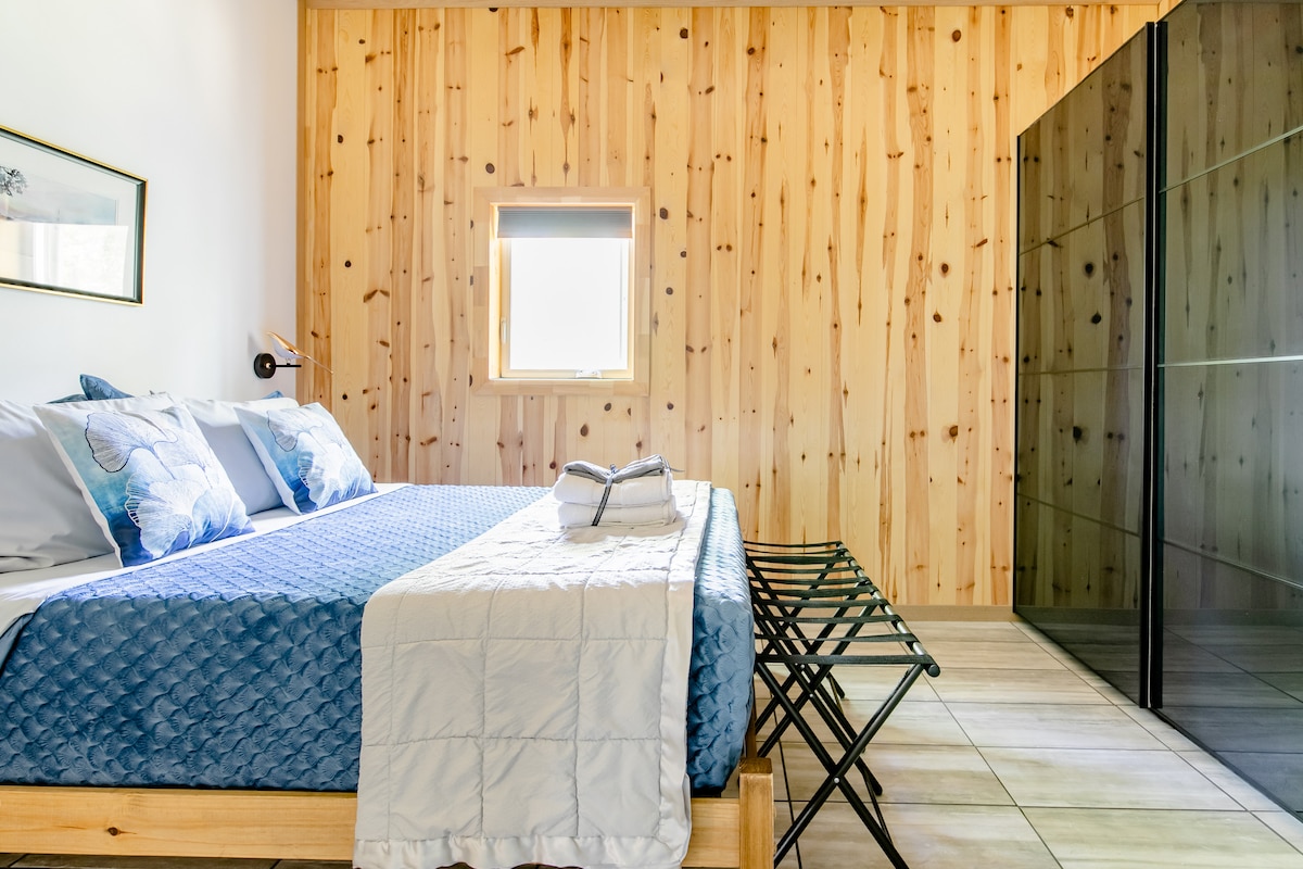 Dormitorio principal con armario grande y ropa de cama incluida.