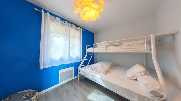 חדר שינה שני עם מיטה זוגית על המיטה התחתונה ורווק למעלה