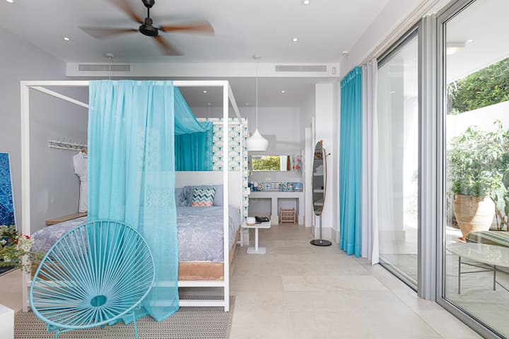 Bungalow soverom festet til hovedbygningen med en privat inngang og terrasse.